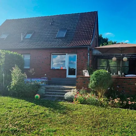 Holiday home Siedlerhaus Schoenste Aussicht, Naturgarten & Sauna
